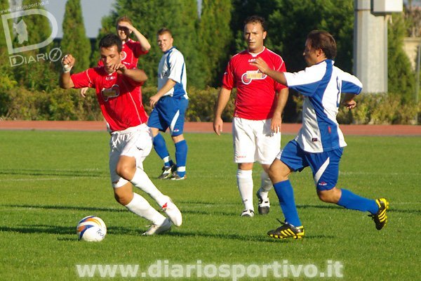 Capoterra-Barisardo 0-1, Nicola Piras difende palla dall'intervento di Alberto Atzeni
